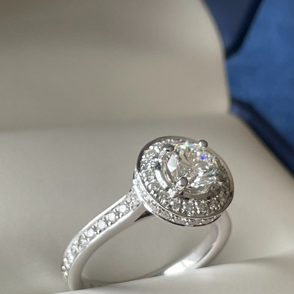 Gorgeous Round 0.80 carat Diamond Engagement Ring - Picture 1 of 6